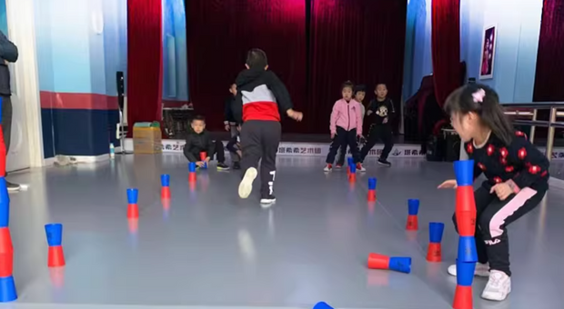 翻轉杯 Flip Cup 培養團隊合作精神